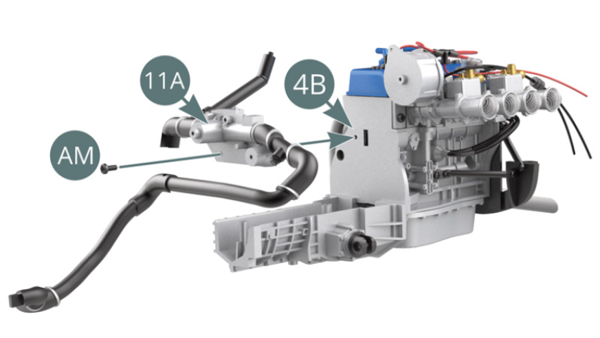 Setzen Sie den vorderen Teil des Motorblocks (11A) auf den rechten Motorblock (4B) und sichern Sie ihn mit einer AM-Schraube. Setzen Sie die Abdeckung (11F) auf den Wasser Abfüllventil (11D).