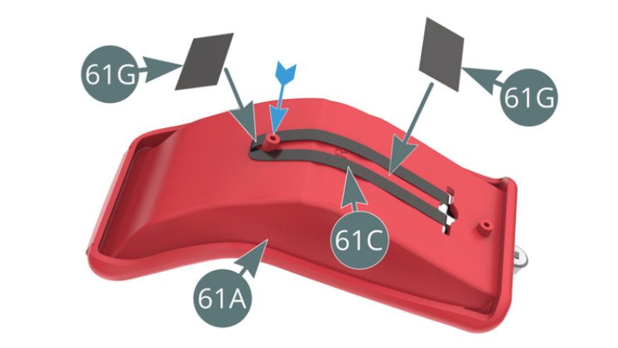 Pasa el extremo opuesto del Cinturón de seguridad inferior (61C) rodeando el pin de la Tapicería del asiento del conductor (61A) - flecha azul - y fíjalo con dos tiras de Cinta adhesiva (61G).