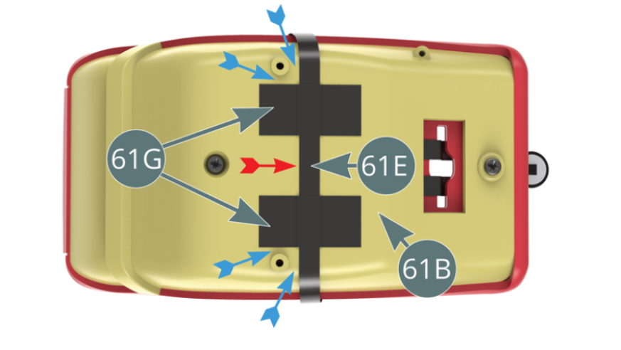 Sitúa el punto medio del Cinturón de seguridad superior (61E) a la mitad de la anchura de la base del Asiento del conductor (61B) -flecha roja- y fíjalo con dos piezas de Cinta adhesiva (61G).