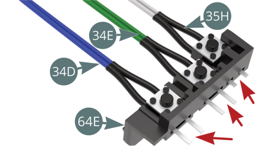 Posizionare il cavo dell'interruttore del clacson (34E / verde), il cavo dell'interruttore delle luci (35H / bianco) e il cavo dell'interruttore del suono del motore (34D / blu) sul pannello interruttori (64E), facendo passare i loro "piedini di contatto" nelle rispettive fessure / frecce rosse.