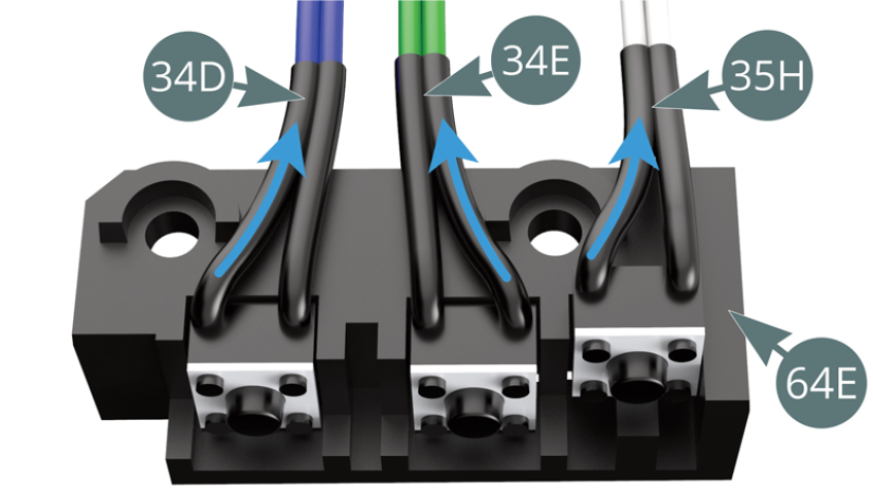 Dobrar o fio do Interruptor de Som da Buzina (34E / verde), fio do Interruptor de Luz (35H / branco) e fio do Interruptor de Som do Motor (34D / azul) "pontas de fio pretas" para evitar os dois orifícios de fixação no Painel de Interrupção (64E) (setas azuis).