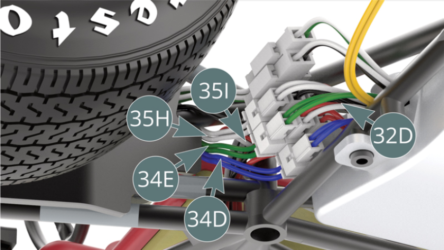 Conecta los cables (35I - rojo-blanco), (35H - blanco), (34E - verde) y (34D - azul) del salpicadero a los cuatro cables del color correspondiente del PCB (32D). Por el momento, sólo el cable amarillo no está conectado.