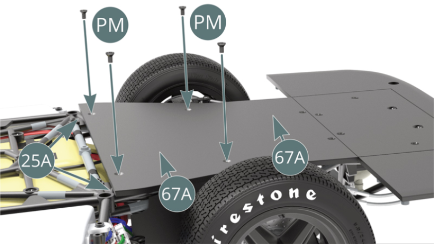 Completa la fijación del Fondo plano del cockpit (67A) al Chasis inferior (25A) con cuatro tornillos PM adicionales.