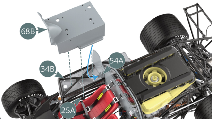 Instala la Carcasa de cockpit derecha (68B) en el Chasis inferior (25A) y en el Chasis (34B) asegurándote de que el borde trasero se desliza bajo el refuerzo del Mamparo de separación del cockpit (54A) - flecha azul.