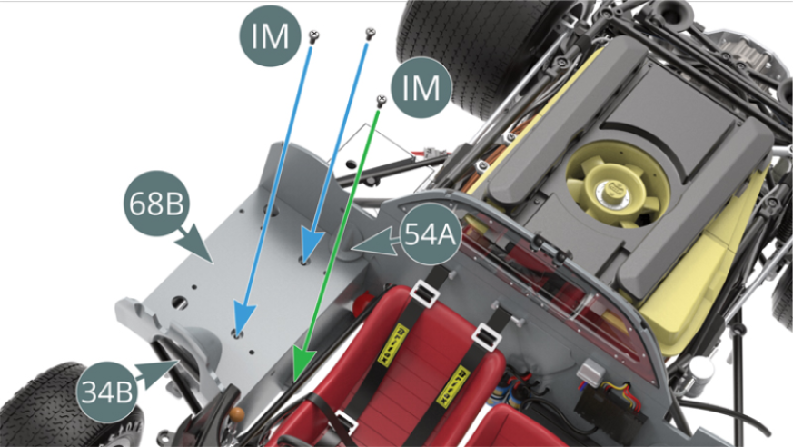 Fixar o lado direito do cockpit (68B) ao chassis (34B) com dois parafusos IM (setas azuis) e ao chassis inferior (25A) com um parafuso IM (seta verde). Ver as ilustrações à direita e no passo anterior.