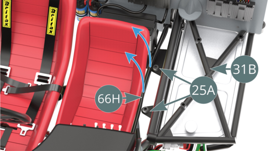 Antes de instalar la Carcasa de cockpit izquierda (68A) - mostrada a continuación - mueve las dos Tuberías de agua (66H) a lo largo del asiento del pasajero. Instala la Carcasa de cockpit izquierda (68A) en el Chasis inferior (25A) y en el Chasis (31B), asegurándote de que el borde trasero se deslice bajo el refuerzo del Mamparo de separación del cockpit (54A) - flecha azul.