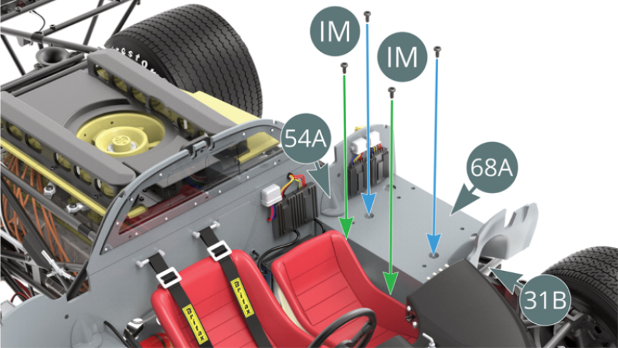 Fixar o ladop esquerda do cockpit (68A) ao chassis (31B) com dois parafusos IM (setas azuis) e ao chassis inferior (25A) com um parafuso IM (setas verdes). Consultar as ilustrações abaixo e da etapa anterior. Voltar a colocar os dois canos de água (66H) contra a caixa esquerda do cockpit (68A).