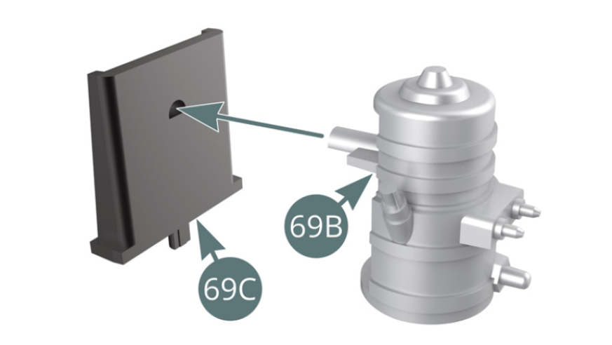 Positionner la pompe à essence 69B sur le bouclier de protection 69C. Positionner le bouclier de protection 69C et la pompe sur la plate-forme latérale gauche 69A.