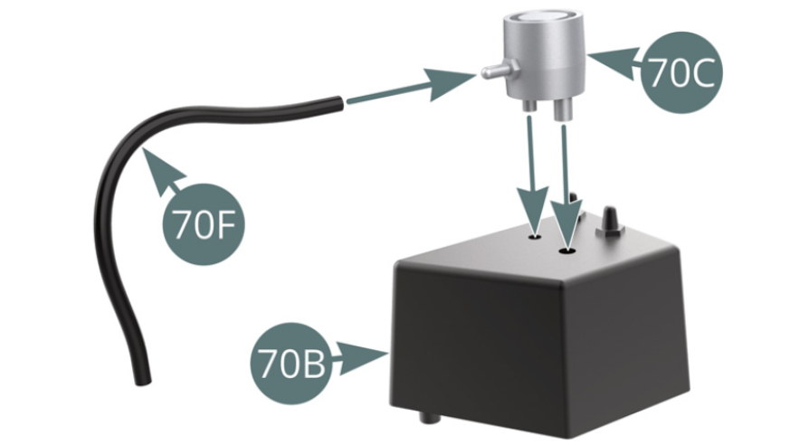 Conecta la Manguera de combustible (70F) en la Tapa (70C). Monta la Tapa (70C) en el Colector de combustible (70B). Posiciona el Colector de combustible (70B) en la Plataforma lateral izquierda (69A). Conecta la Manguera de combustible (70F) al pin disponible en la Plataforma lateral izquierda (69A).