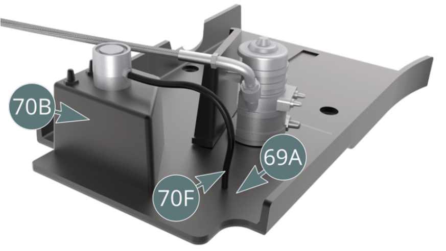 O colector de combustível (70B) e a mangueira de combustível (70F) montados na plataforma do lado esquerdo (69A). Montar o interruptor eléctrico (70D) no suporte do tanque de petróleo (70A).