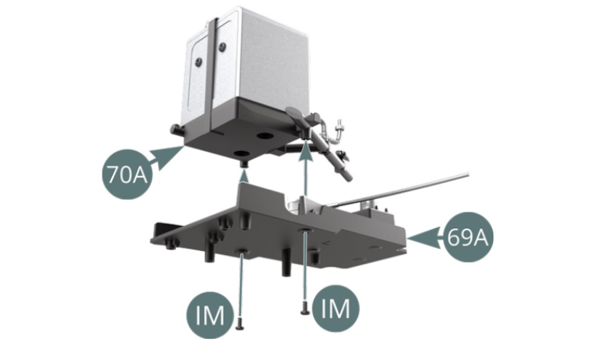 Instalar o Suporte do Reservatório de Petróleo (70A).Instalar o suporte do reservatório de petróleo (70A) na plataforma do lado esquerdo (69A) e fixá-lo com dois parafusos IM. Corte duas secções de Mangueira de Petróleo (71H): 71H-1 = 140 mm e 71H-2 = 40 mm.