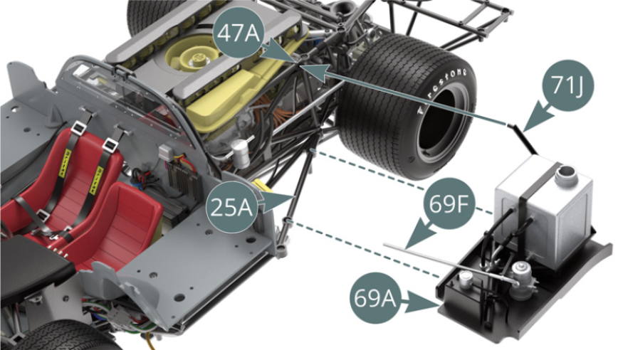 Montar a Plataforma Lateral Esquerda (69A) no Chassis Inferior (25A), encaixando a extremidade do Braço (71J) na ranhura fornecida no Chassis Superior (47A).