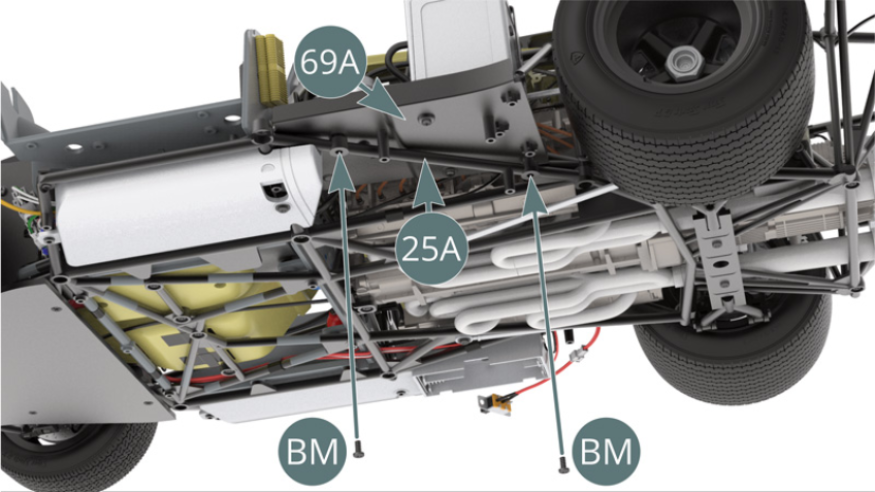 Fixar a Plataforma Lateral Esquerda (69A) ao Chassis Inferior (25A) com dois parafusos BM.