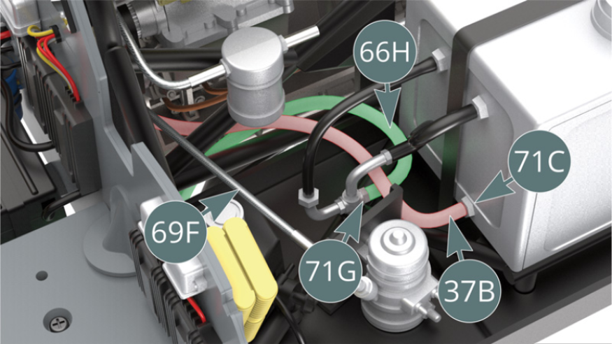 Positionner la conduite d’eau 66H (surlignée en vert) sur le thermostat 71G et la durite d’huile 37B (surlignée en rouge) sur le gicleur du réservoir d’huile 71C.