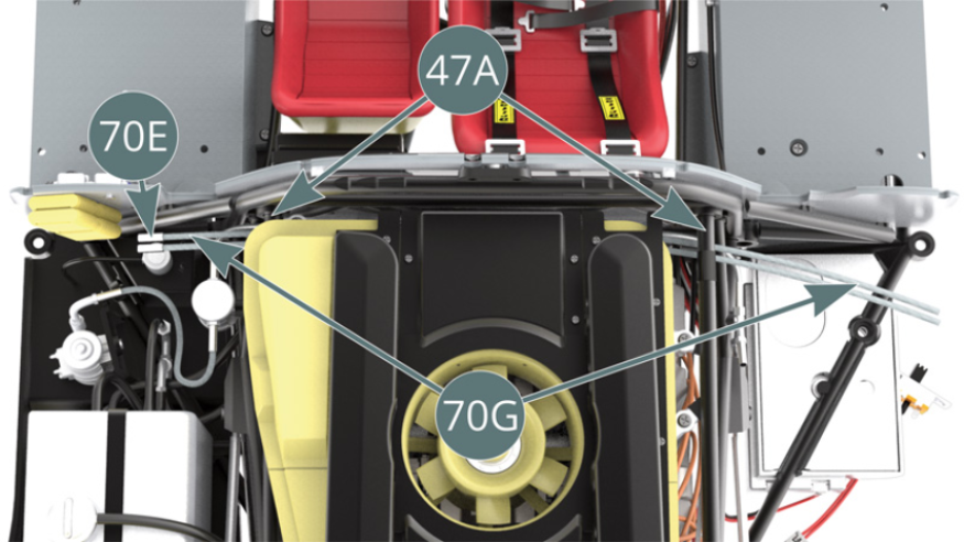 Guider les deux conduites d’essence blindées 70G (avec leurs raccords 70E) vers le côté gauche et à l’avant du moteur, en passant au-dessus des barres tubulaires du châssis supérieur 47A.Positionner les deux raccords 70E (surlignés en rouge) des conduites d’essence blindées 70G sur le collecteur de carburant 70B (surligné en gris).