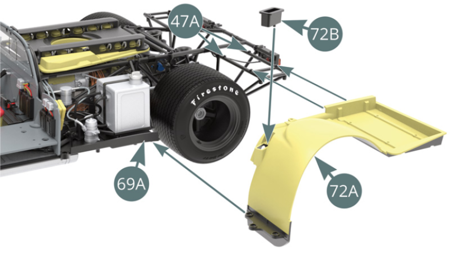 Positionner l’écope de refroidissement du frein arrière 72B sur le passage de roue arrière gauche 72A.Positionner le passage de roue arrière gauche 72A sur le châssis supérieur 47A, en plaçant son support avant sous la plate-forme latérale gauche 69A.Fixer le passage de roue arrière gauche 72A sur le châssis supérieur 47A avec cinq vis IM.