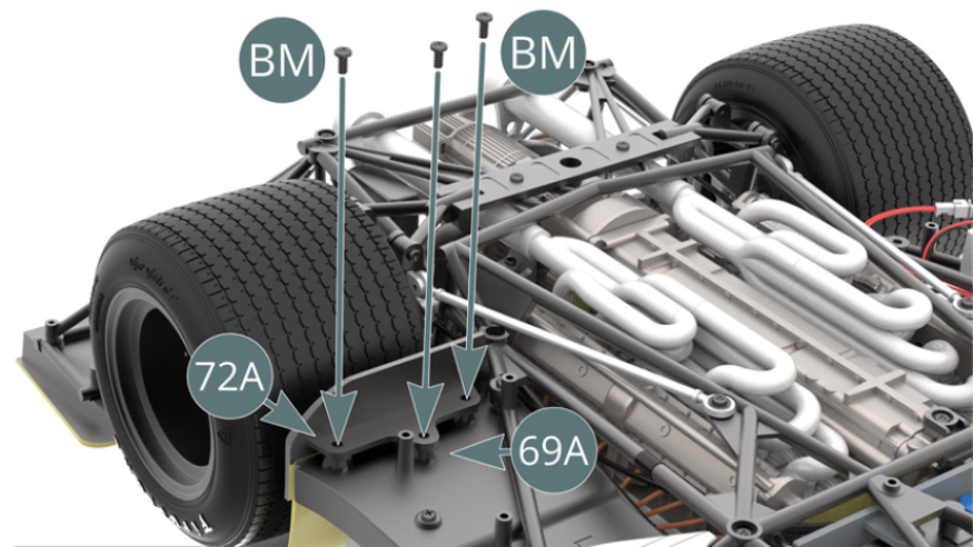 Capovolgere il modello e fissare il supporto del passaruota posteriore anteriore sinistro (72A) alla piattaforma laterale sinistra (69A) con tre viti BM.