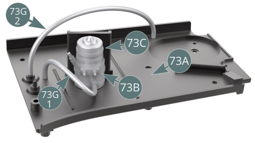 La pompe à essence 73B est installée sur la plate-forme latérale droite 73A. Positionner la conduite d’essence blindée 73F sur le raccord de pompe 73D par l’intermédiaire du raccord 73E.