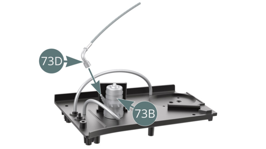 Montare il raccordo della pompa (73D) sulla pompa del carburante (73B).