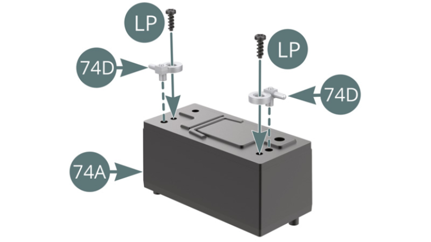 Positionner les deux cosses de batterie 74D au-dessus de la batterie 74A et les fixer avec deux vis LP. Positionner le couvercle 74C sur la batterie 74A.