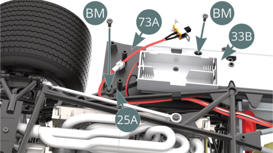 Fixer, par en dessous, la plate-forme latérale droite 73A sur la barre transversale du châssis inférieur 25A et à travers le réservoir de carburant droit 33B avec deux vis BM.Engager à moitié les deux raccords 75I sur les deux conduites d’essence blindées 70G.