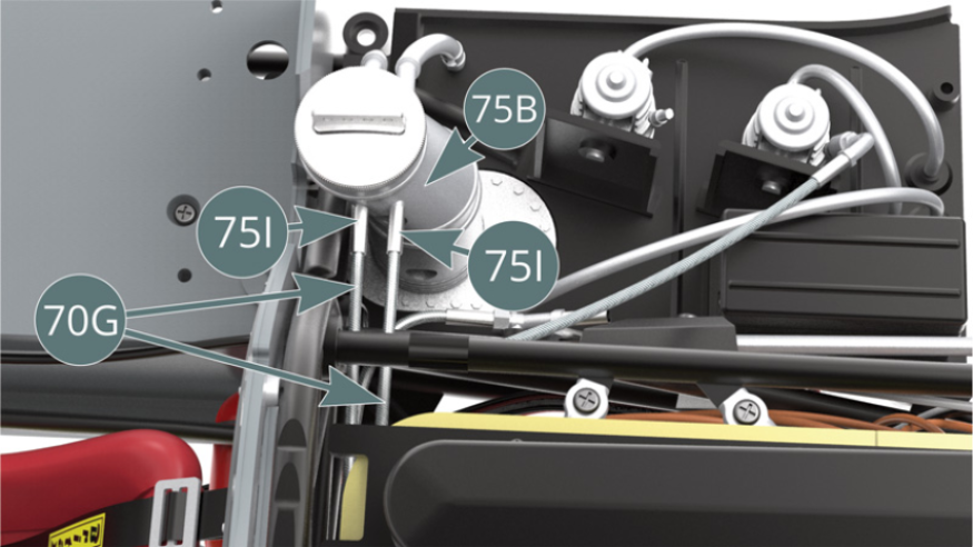 Raccorder les deux conduites d’essence blindées 70G aux tétons prévus sur le goulot de remplissage 75B par l’intermédiaire des raccords 75I.Positionner la conduite d’essence blindée 75L sur le raccord de pompe 75J par l’intermédiaire du raccord 75I.