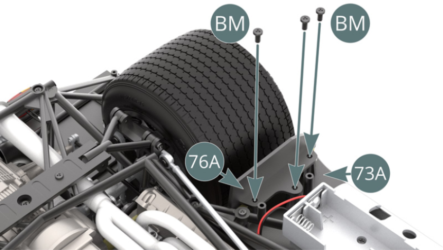 Retourner la voiture et fixer le support avant du passage de roue arrière droit 76A sur la plate-forme latérale droite 73A avec trois vis BM.