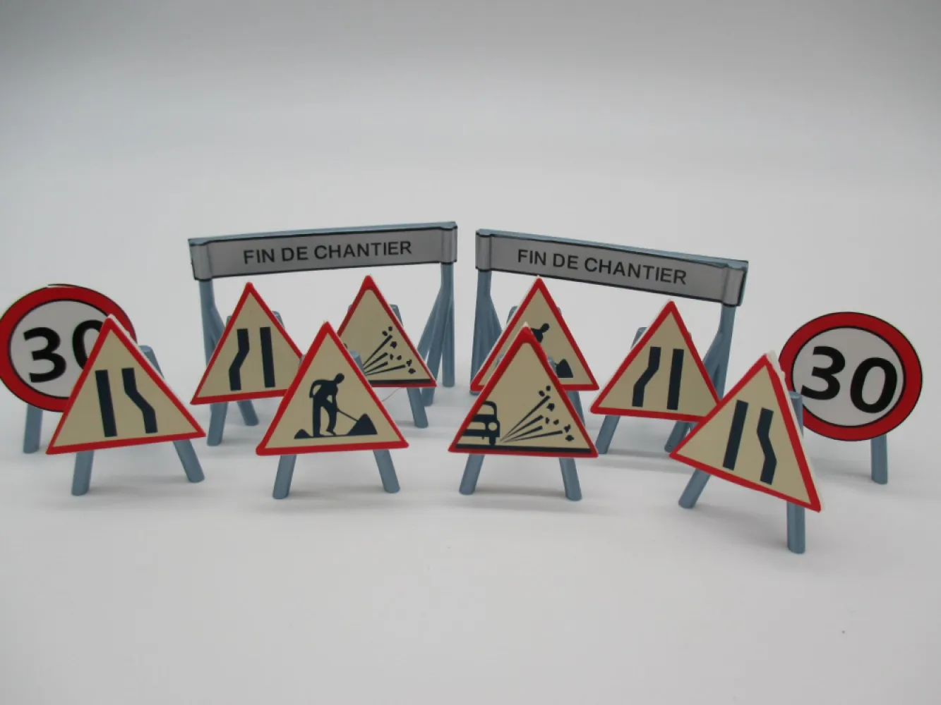 Box of 12 road signs WORKS