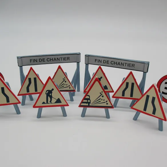 Box of 12 road signs WORKS