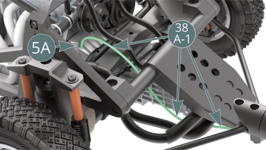 Vire o chassis ao contrário e, em seguida, guie o tubo (38A-1) (destacada a verde) e ligue-a à ranhura existente na parte superior da caixa de velocidades (5A).