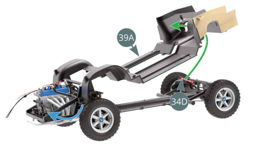 Per prima cosa, posizionare il piano del telaio (39A) sulla trave del telaio preassemblata, come indicato dalla freccia blu. Assicurarsi che l'albero intermedio (34D) passi correttamente attraverso l'apertura nella parte posteriore del pianale del telaio (39A) - freccia verde. Collegare i tubi del liquido dei freni (38A-2 e 38A-3) ai fori presenti sul lato sinistro del piano del telaio (39A).