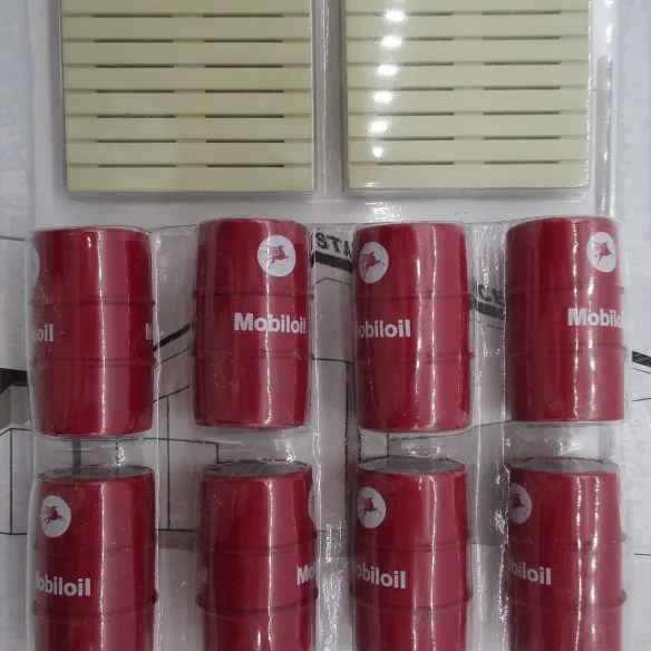 Juego de 2 paletas + 8 bidones de aceite de motor marca MOBILOIL