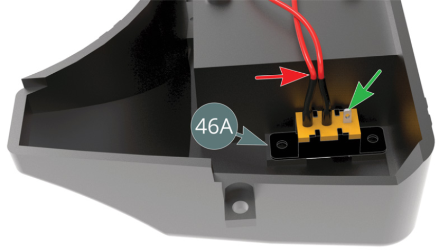 Setzen Sie den Schalter in den Schlitz am Kraftstofftank (46A) ein. Prüfen Sie die korrekte Ausrichtung der beiden roten Kabel (roter Pfeil) und den Stecker (grüner Pfeil). Sichern Sie den Schalter mit zwei SP-Schrauben (siehe oben).