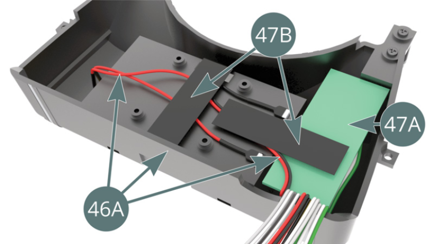 Capovolgere il serbatoio (46A) e installare con cautela il PCB (47A) (con i cavi collegati) nel suo allog-giamento laterale. Fissare la disposizione dei cavi (46A) e il PCB (47A) con due pezzi di nastro adesi-vo (47B).