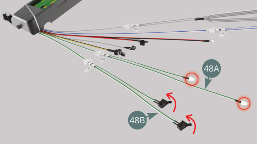 Actionner simultanément les deux interrupteurs du câble F d’interrupteurs de portière 48B et vérifier que deux LEDs du câble G 48A s’éteignent (correspondant à la voiture avec portières fermées et lumière d’habitacle éteinte).Actionner l’interrupteur du câble B 47D (flèche rouge) et vérifier que la LED du câble H 47J (feu de recul) s’allume.