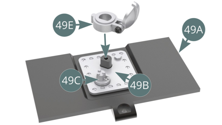 Positionieren Sie den Einfüllstutzen (49E) auf dem Batteriefachabdeckel (49A) oberhalb der Trägerplatte (49B).