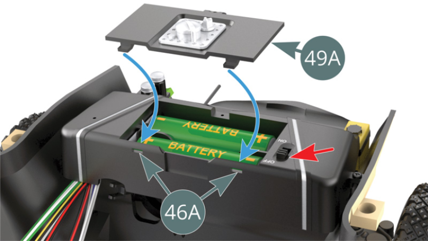 Legen Sie zwei Batterien des Typs AA (nicht mitgeliefert) in das Fach im Kraftstofftank (46A) ein und bringen Sie den Schalter in die Aus-Position (roter Pfeil). Setzen Sie den Batteriefachdeckel (49A) auf den Kraftstofftank (46A), indem Sie die Laschen in die dafür vorgesehenen Schlitze auf der Rückseite des Kraftstofftanks (46A) einrasten.