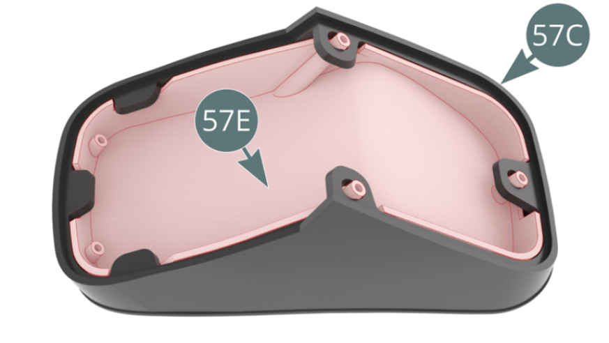 Posiciona la Tapicería del asiento (57C) en el Panel interior (57E). Posiciona el Panel exterior (57D) sobre la Tapicería del asiento (57C) y fíjalo con cinco tornillos AP.