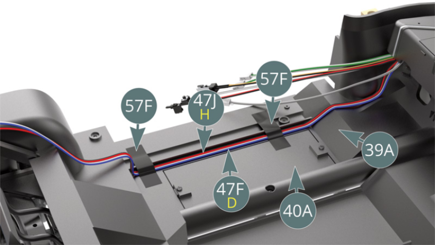 Il cavo LED H (47J) e il cavo D (47F) sono fissati al pavimento del telaio (39A) e al pannello di piano (40A) con due pezzi di nastro adesivo (57F).