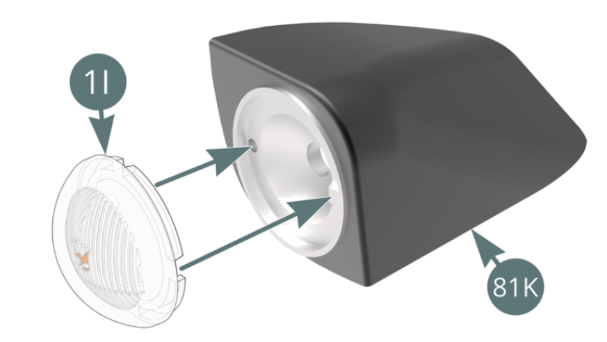 Instala La lente del faro pequeño (1I) en la Carcasa del faro pequeño (L) (81K). Toma el cable del LED del faro (35F) restante, introdúcelo en la nueva Carcasa del faro izquierdo (81J) y conecta el LED a la Carcasa del faro pequeño (L) (81K).