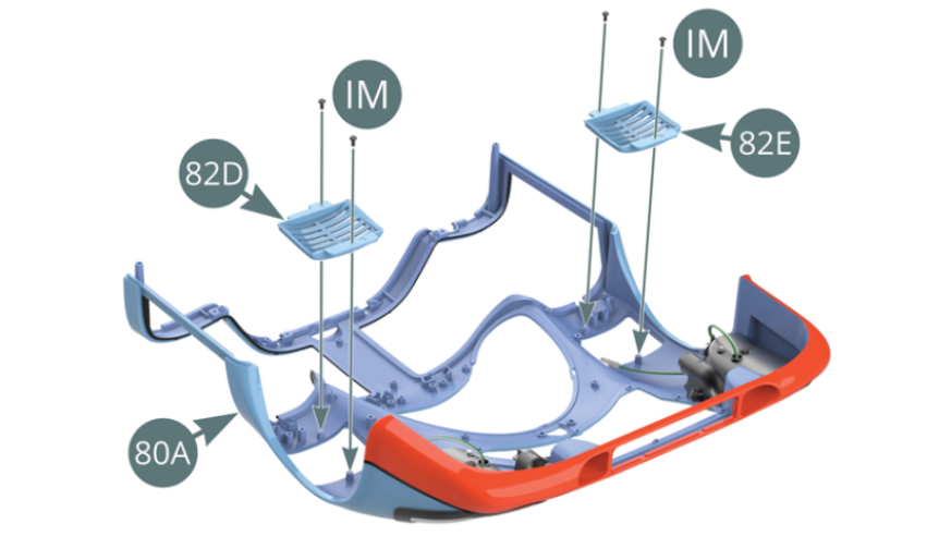 Positionner les grilles d’évacuation d’air droite 82E et gauche 82D à l’intérieur de la carrosserie 80A, puis les fixer avec quatre vis IM (illustrations ci-contre).