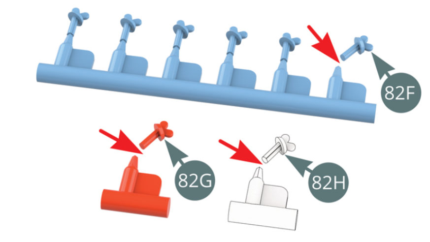 Détacher les attaches-capot 82F (x 4), 82G et 82H de leur grappe de moulage. Conserver les deux pièces restantes pour un usage ultérieur.