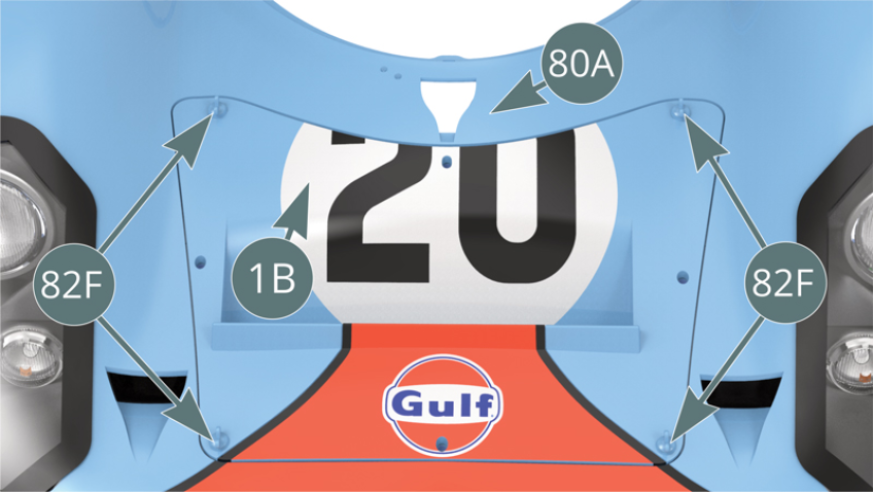 Posiciona el Capó (1B) y fíjalo provisionalmente a la Carrocería (80A) con cuatro Cierres de capó (82F) (azules).