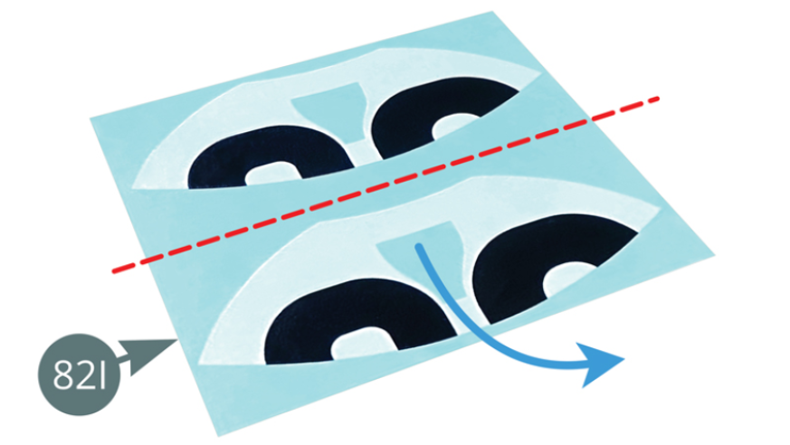 Découper l’une des deux décalcomanies 82I et la plonger dans l’eau pendant 60 secondes. Puis la faire glisser soigneusement sur la carrosserie 80A afin de la positionner en face du numéro 20 situé sur le capot 1B (illustration suivante).