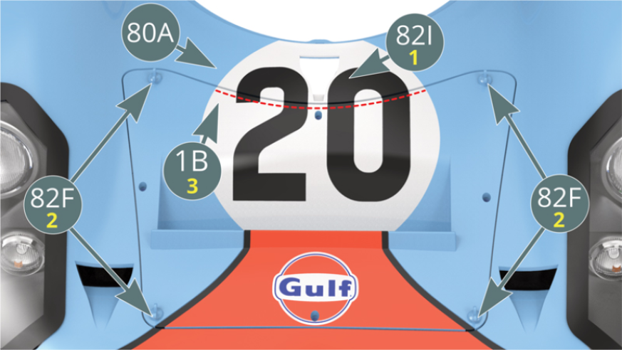 Tant que la décalcomanie 82I reste humide, la déplacer pour l’ajuster avec le numéro 20 et la faire chevaucher au niveau du bord inférieur sur le capot 1B (comme indiqué avec la ligne pointillée rouge). Une fois que la décalco-manie est correctement placée, retirer le capot 1B avec précaution.