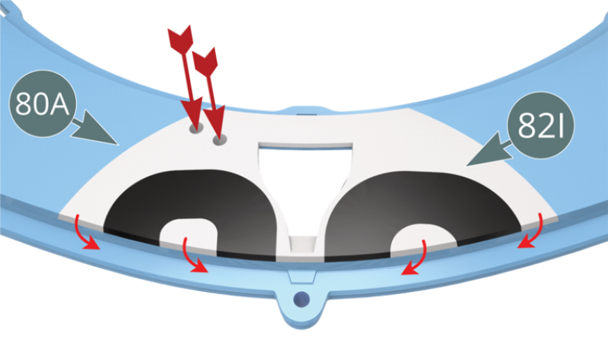 Rabattre et lisser le bord inférieur de la décalcomanie (flèches rouges) sur la carrosserie 80A puis attendre 3 minutes pour qu’elle se fixe. Retirer délicatement l’eau restante sur la décalcomanie avec un coton-tige en veillant à ne pas la déplacer. Quand la décalcomanie est parfaitement sèche, percer deux trous avec une aiguille dans sa partie supérieure comme indiqué par les flèches rouges.