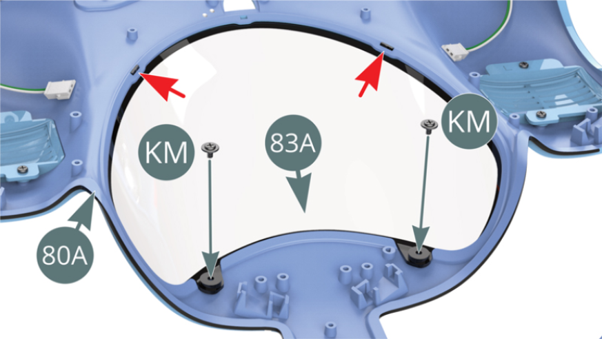 Vérifier que les deux pattes du pare-brise 83A sont bien en place dans les logements prévus sur la carrosserie 80A (flèches rouges) puis fixer le pare-brise avec deux vis KM.