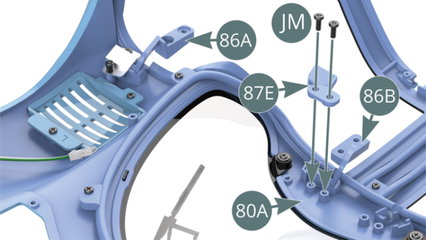 Positionner l’axe de la charnière supérieure 86B dans le logement en berceau prévu sur la carrosserie 80A, placer la patte de fixation 87E au-dessus et la fixer avec deux vis JM.