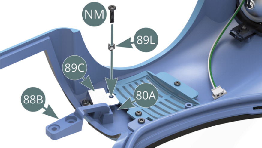 Fixe o outro lado do suporte (89C) para a carroçaria (80A) com um parafuso NM que passa pela mola grande (89L). Não aperte demasiado o parafuso NM para permitir a compressão da mola (89L).