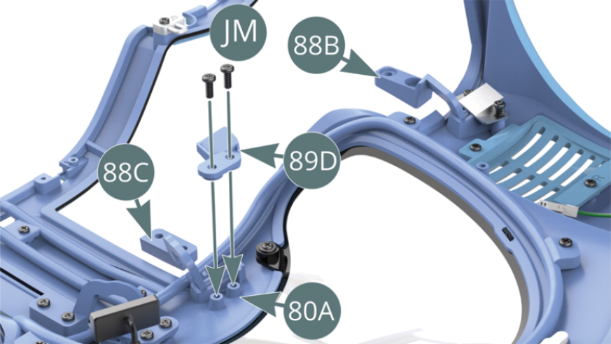 Positionner l’axe de la charnière supérieure 88C dans le logement en berceau prévu sur la carrosserie 80A, placer la patte de fixation 89D au-dessus et la fixer avec deux vis JM.
